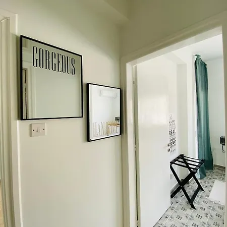 Simple One Bedroom Flat In 아파트 Engomi