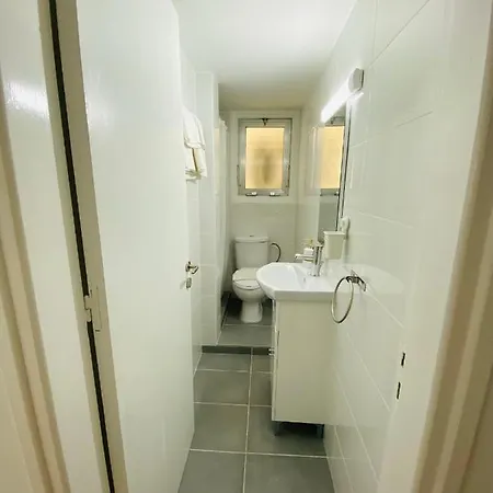 Simple One Bedroom Flat In 아파트 Engomi