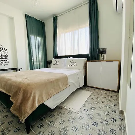 아파트 Simple One Bedroom Flat In