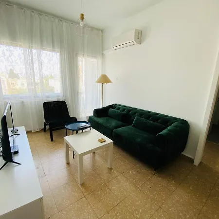 Simple One Bedroom Flat In Apartment *