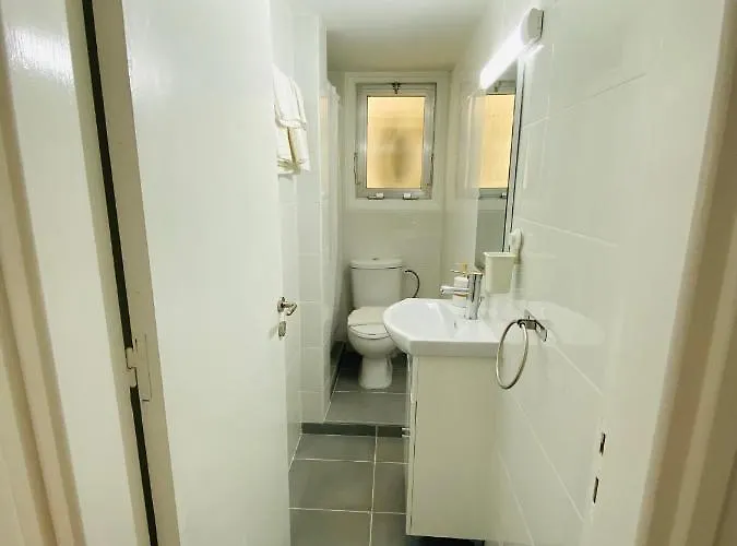 Simple One Bedroom Flat In Lägenhet Engomi