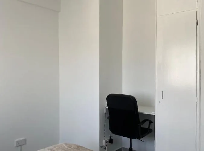 Simple One Bedroom Flat In Lägenhet Engomi